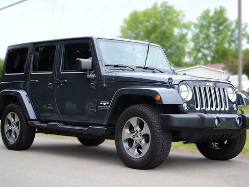 Used 2018 Jeep Wrangler Unlimited Sahara w/ Connectivity Group AWD/4WD image 3