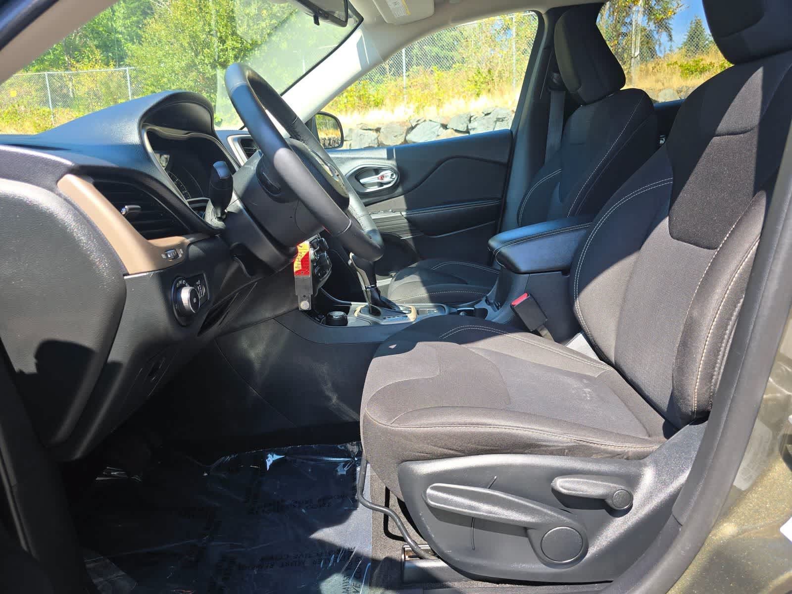 Used 2015 Jeep Cherokee Latitude w/ Cold Weather Group AWD/4WD image 20
