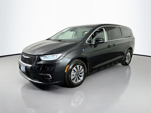 Used 2023 Chrysler Pacifica Touring-L FWD image 4