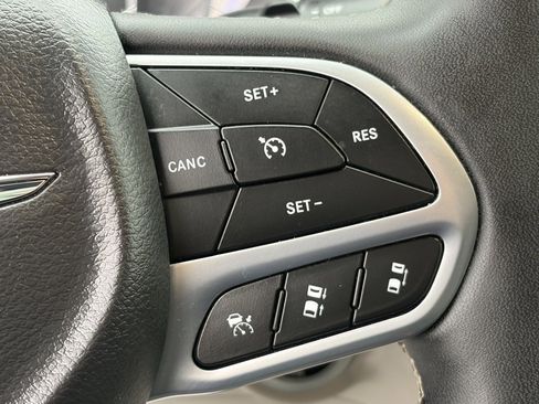 Used 2024 Chrysler Pacifica Touring-L image 3