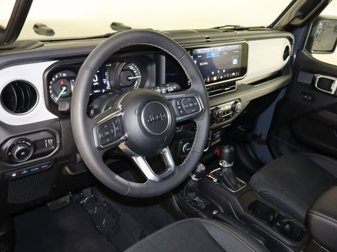 Used 2025 Jeep Wrangler Unlimited Sahara image 25