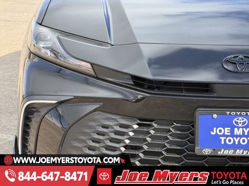 Used 2025 Toyota Camry SE w/ Convenience Package image 5