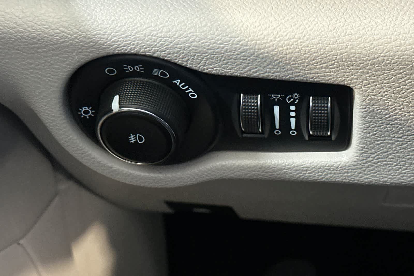 Used 2023 Chrysler Pacifica Touring-L FWD image 41