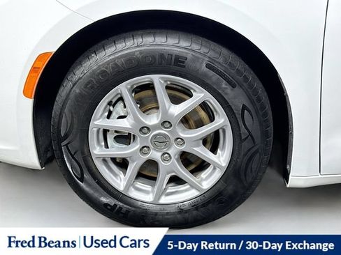 Used 2023 Chrysler Pacifica Touring-L FWD image 37
