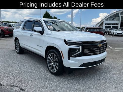 Used 2025 Chevrolet Suburban High Country AWD/4WD image 3