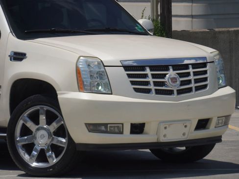 Used 2008 Cadillac Escalade AWD image 3