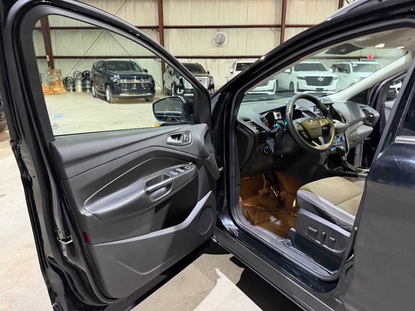 Used 2017 Ford Escape SE w/ Equipment Group 201A FWD image 12