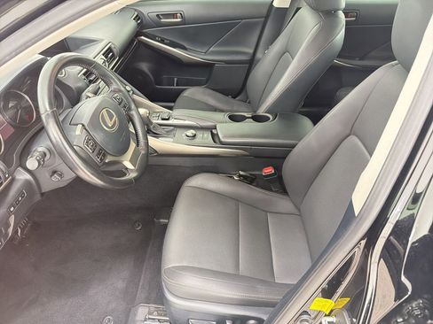 Used 2018 Lexus IS 300 w/ Comfort Package RWD image 5