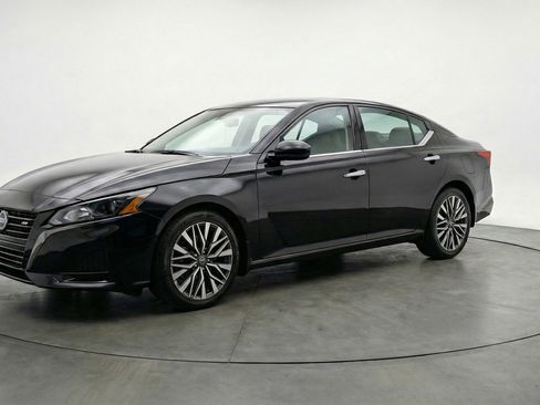 Used 2025 Nissan Altima 2.5 SV image 2