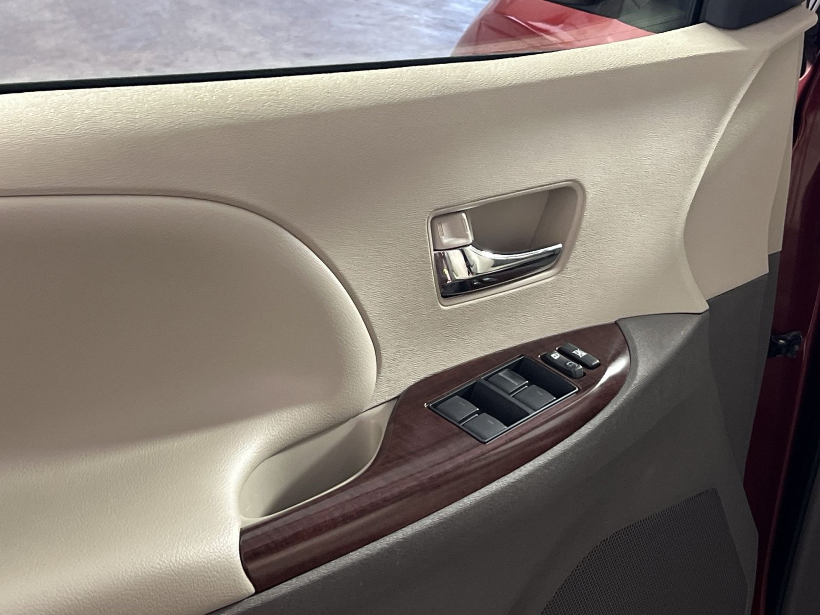 Used 2013 Toyota Sienna XLE w/ Entertainment Pkg FWD image 15