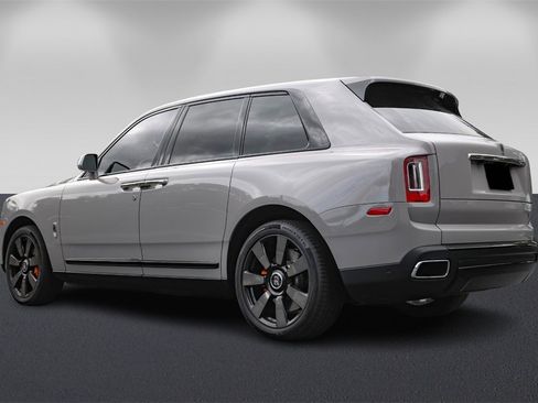 Used 2022 Rolls-Royce Cullinan w/ Dark Exterior Package image 5