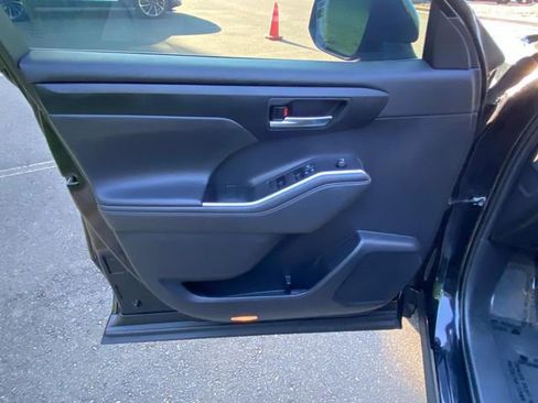 Used 2022 Toyota Highlander XLE FWD image 14