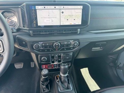 Used 2025 Jeep Wrangler Unlimited Rubicon AWD/4WD image 17