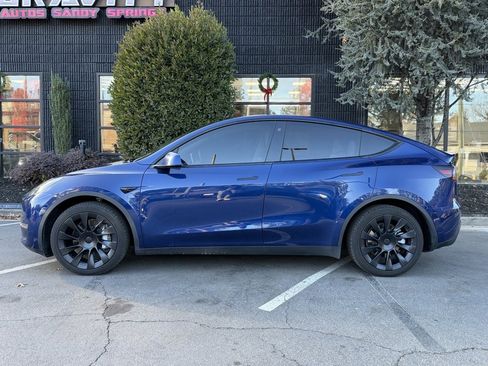 Used 2022 Tesla Model Y Long Range image 9