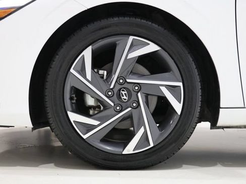 Used 2025 Hyundai Elantra Limited FWD image 9