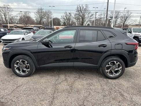 Used 2025 Chevrolet Trax LT w/ Sunroof Package image 4