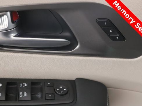 Used 2023 Chrysler Pacifica Touring-L image 19