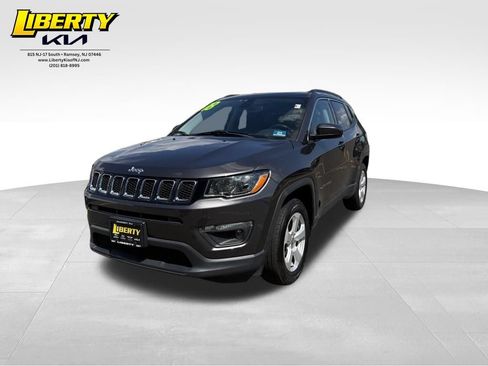Used 2018 Jeep Compass Latitude w/ Popular Equipment Group AWD/4WD image 3
