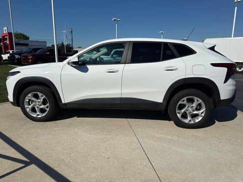 Used 2025 Chevrolet Trax LS w/ LS Convenience Package FWD image 4