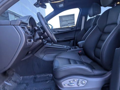Certified 2026 Porsche Macan AWD/4WD image 4
