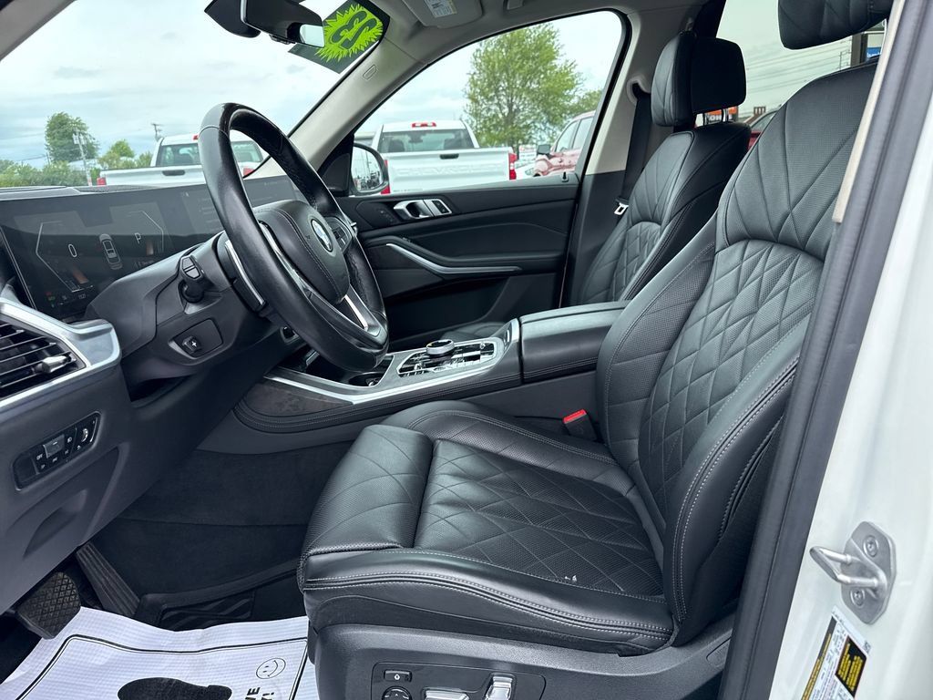 Used 2023 BMW X7 xDrive40i w/ Premium Package AWD/4WD image 11