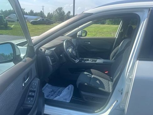 Used 2023 Nissan Rogue SV AWD/4WD image 14