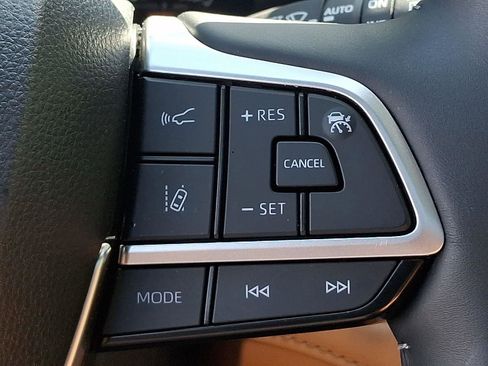 Used 2025 Toyota Highlander Platinum AWD/4WD image 23