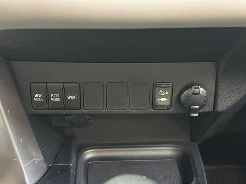Used 2018 Toyota RAV4 XLE AWD/4WD image 38