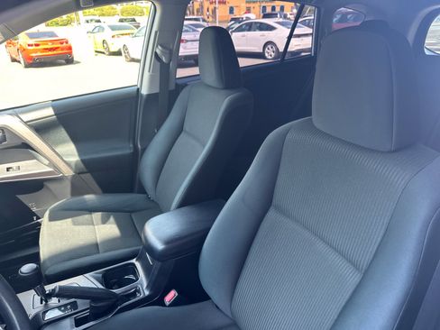 Used 2018 Toyota RAV4 LE FWD image 20