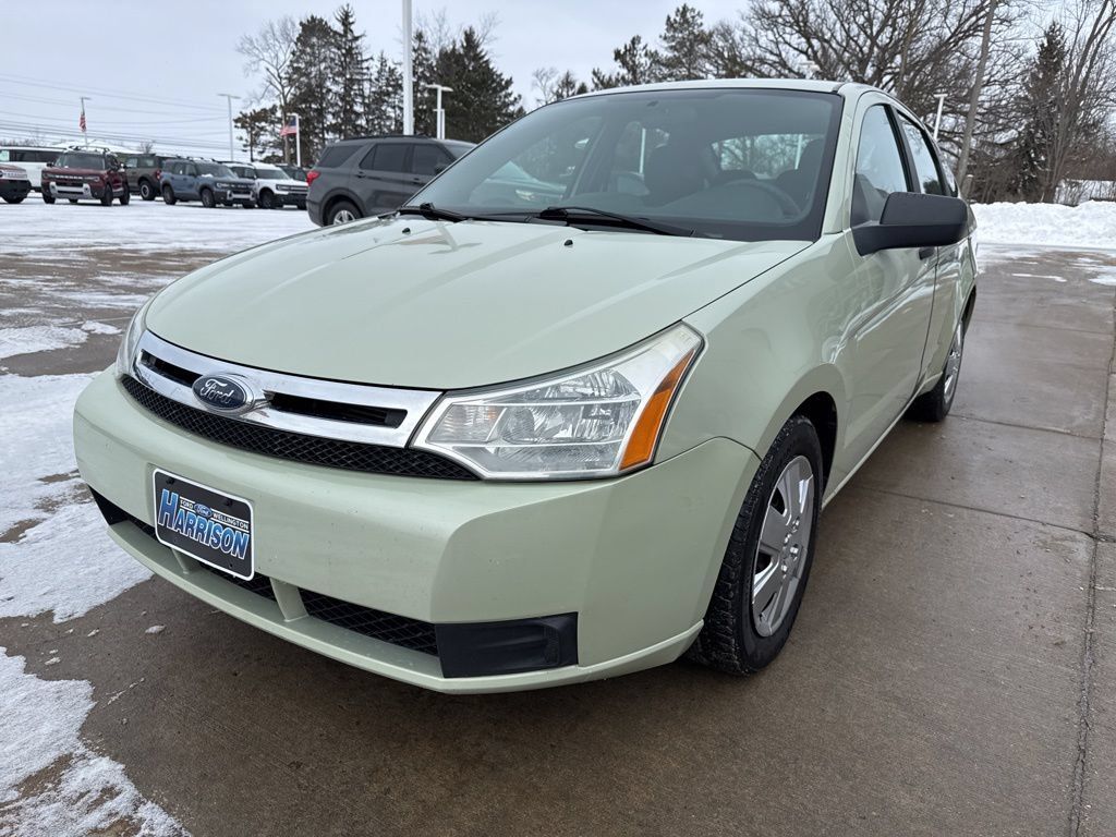 Used 2010 Ford Focus SE FWD image 2