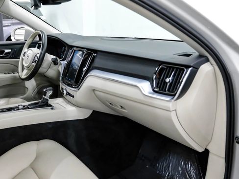 Used 2020 Volvo V60 T5 Momentum image 13