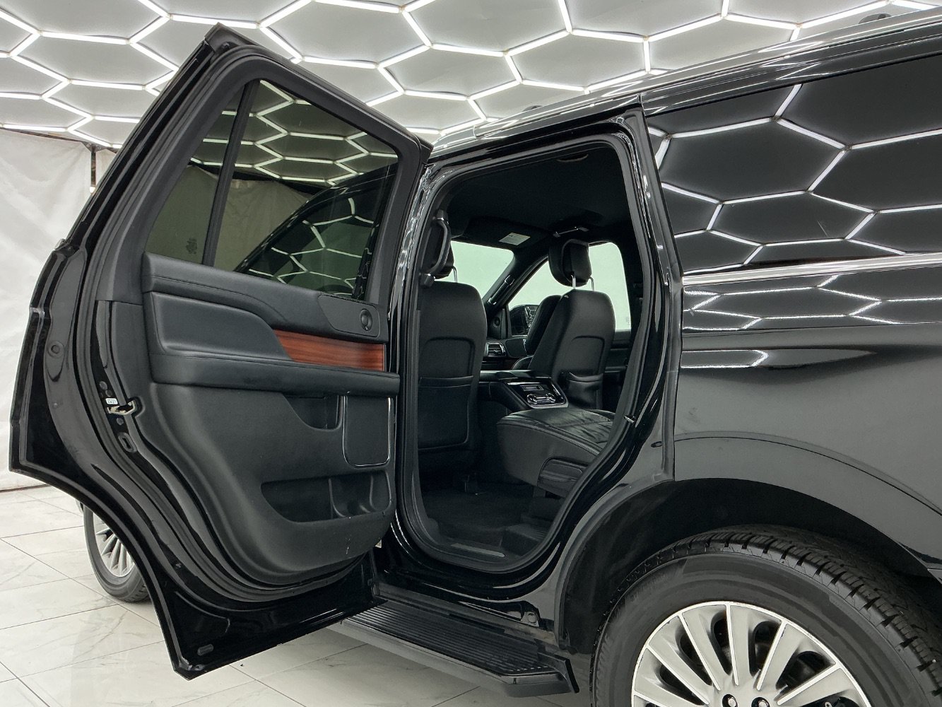Used 2018 Lincoln Navigator Premiere RWD image 26