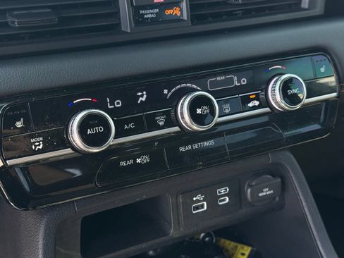 Used 2025 Honda Pilot Sport image 17