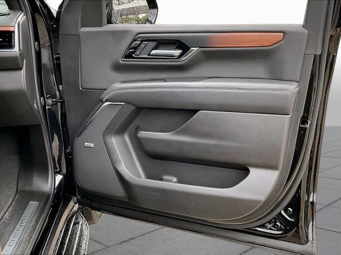 Used 2025 GMC Yukon XL Denali AWD/4WD image 22