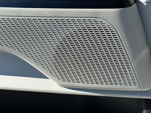 Used 2022 Kia Carnival LX image 24