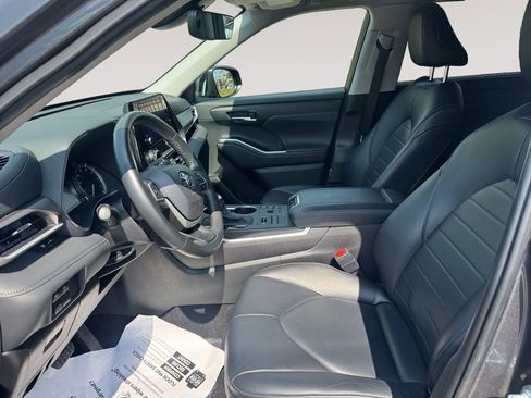 Used 2024 Toyota Highlander XLE AWD/4WD image 9