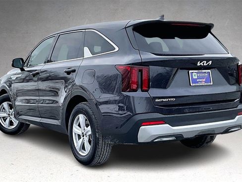 Used 2025 Kia Sorento LX image 4