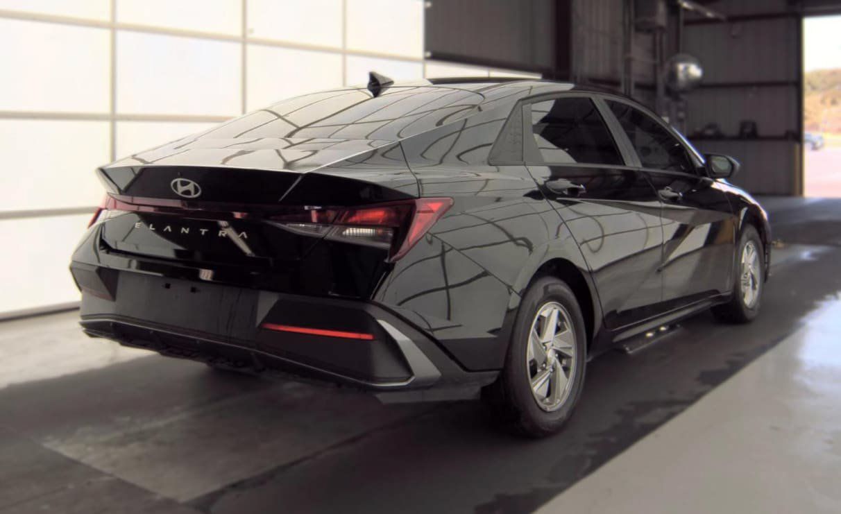 Used 2025 Hyundai Elantra SE FWD image 5