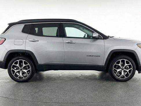 Used 2025 Jeep Compass Limited image 11