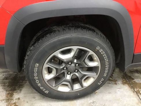 Used 2019 Jeep Cherokee Trailhawk w/ Comfort/Convenience Group AWD/4WD image 4