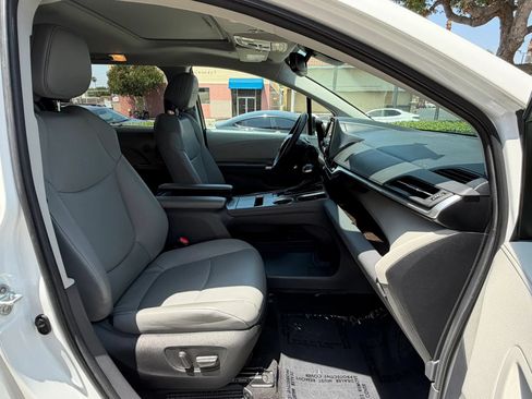 Used 2023 Toyota Sienna XLE FWD image 24