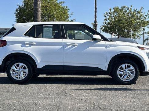 Certified 2026 Hyundai Venue SE FWD image 3