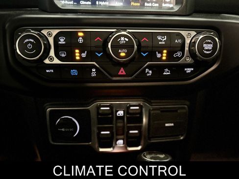 Used 2022 Jeep Wrangler Unlimited Sahara w/ Cold Weather Group AWD/4WD image 21