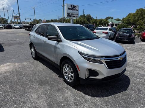 Used 2022 Chevrolet Equinox LS w/ LS Convenience Package AWD/4WD image 2