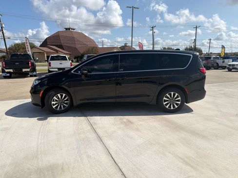 Used 2025 Chrysler Pacifica Select FWD image 4
