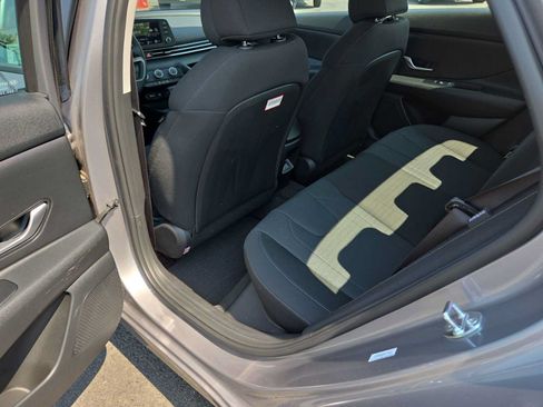 Used 2025 Hyundai Elantra SE FWD image 20