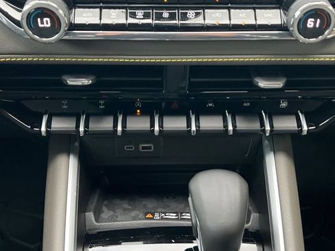 Used 2025 Chevrolet Colorado ZR2 w/ Technology Package AWD/4WD image 22