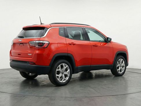 Used 2025 Jeep Compass Latitude image 9