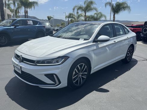 Used 2025 Volkswagen Jetta SE w/ Sunroof Package FWD image 4