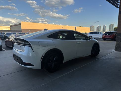 Used 2024 Toyota Prius Prime SE image 3